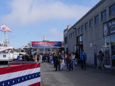 San Francisco, California-Temmuz 2018: Balıkçı İskelesi 'ndeki Deniz Müzesi' nin önündeki rıhtımda yürüyen insanlar.