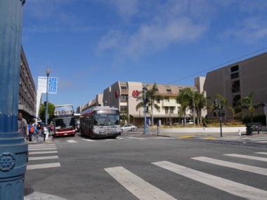 San Francisco, California-Temmuz 2018: San Francisco 'da caddelerde yaya geçidi işaretleri ve tur otobüsleri ile sokak fotoğrafı.