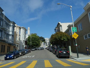 San Francisco, Kaliforniya-Temmuz 2018: Yaya geçidinde sarı işaretler, San Francisco 'daki apartman ve dairelerin önüne park edilmiş arabalar..