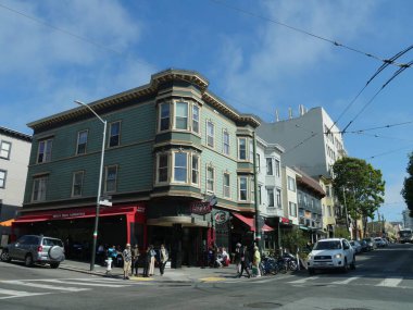 San Francisco, Kaliforniya-Temmuz 2018: Tony 's Pizza' nın önündeki kaldırımda duran insanlarla kavşağın geniş açılı görüntüsü. 