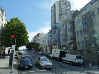 San Francisco, California-Temmuz 2018: San Francisco 'da kaldırıma park edilmiş binalar ve arabalar ile eğimli cadde.