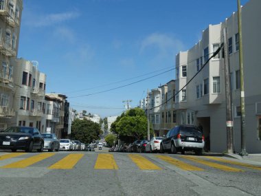 San Francisco, Kaliforniya-Temmuz 2018: Yaya geçidinde sarı işaretler San Francisco 'da bir caddenin her iki tarafına park edilmiş araçlar.