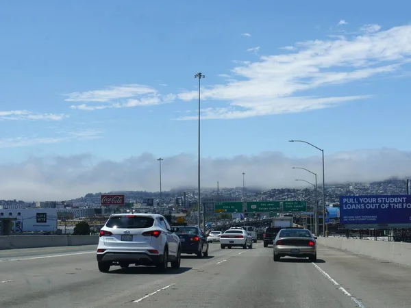 San Francisco Kalifornie Červenec 2018 Široký Záběr Vozidel Přijíždějících Mlhavého — Stock fotografie