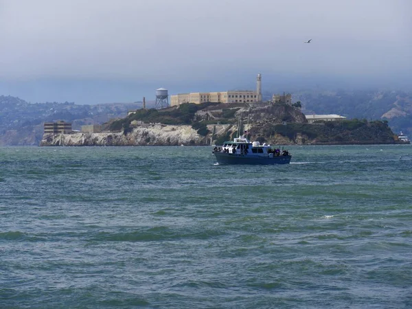 San Francisco California Julio 2018 Barco Navega Cerca Isla Alcatraz —  Fotos de Stock
