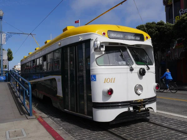 San Francisco California Luglio 2018 Tram Bianco Giallo Percorre Strada — Foto Stock