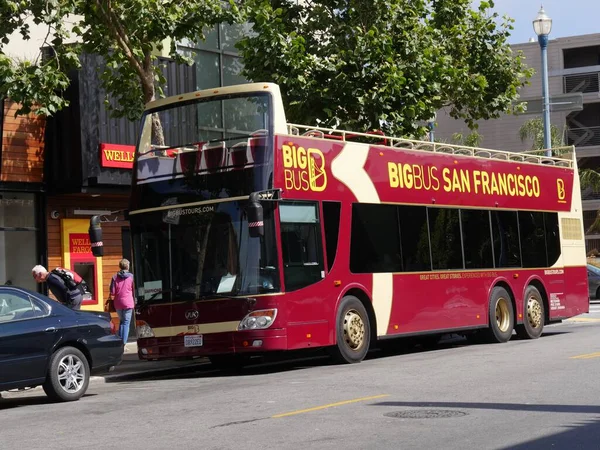 サンフランシスコ カリフォルニア州 2018年7月 カーブに駐車されたツアーバスのホップオフの大きなバスホップは サンフランシスコの観光客をロードするのを待ちます — ストック写真