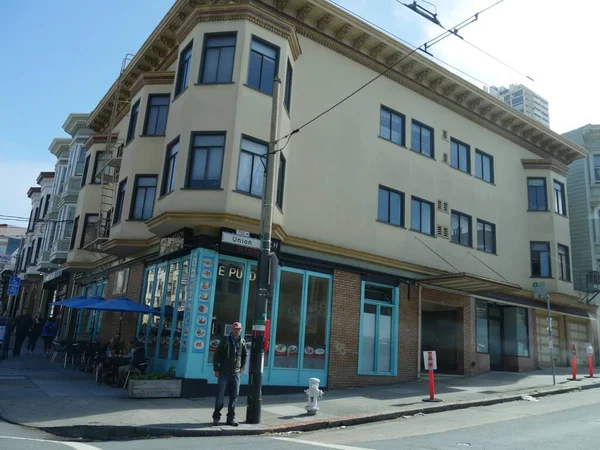 San Francisco, Kaliforniya-Temmuz 2018: Union Caddesi kavşağındaki bir kafede karşıdan karşıya geçmek için bekleyen bir adamla yakın çekim. 