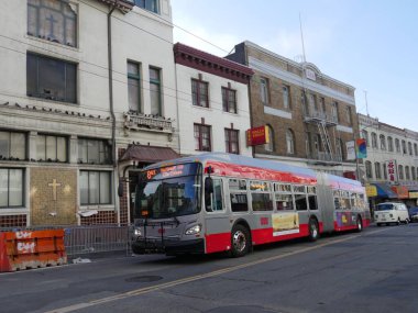 San Francisco, Kaliforniya-Temmuz 2018: Çin Mahallesi, San Francisco yakınlarındaki binaların önüne park edilmiş bir servis otobüsüyle caddenin orta geniş açılı görüntüsü.
