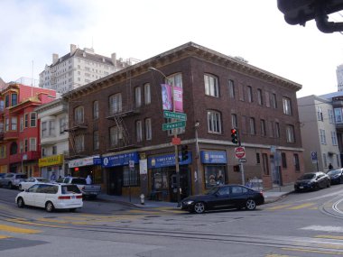 San Francisco, Kaliforniya-Temmuz 2018: San Francisco 'da Powell-Washington kavşağındaki bir işletme cephesi.