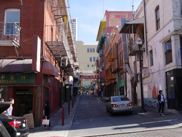 加州旧金山 2018年7月 旧金山唐人街一条几乎是空旷狭窄的人行道 — 图库照片