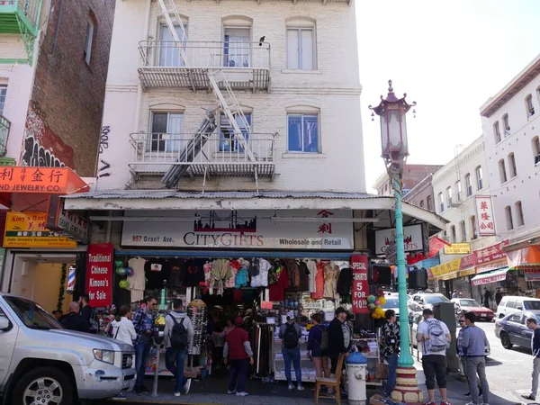 San Francisco California Julio 2018 Los Compradores Revisan Mercancía Tienda — Foto de Stock