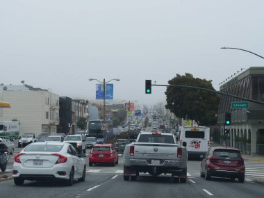 San Francisco, Kaliforniya-Temmuz 2018: San Francisco Lincoln Caddesi 'nde sisli bir günde öğleden sonra trafiği durgun.