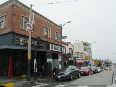 San Francisco, Kaliforniya-Temmuz 2018: San Francisco 'da iş ve restoran cephesi, kaldırıma park edilmiş arabalar.