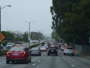 San Francisco, Kaliforniya-Temmuz 2018: San Francisco 'da sisli bir günde sabah trafiği.