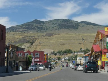 Gardiner, Montana- Temmuz 2018 Gardiner 'ın sokak fotoğrafı, dağların eteklerinde, Yellowstone Ulusal Parkı' nın kuzeyine en yakın giriş..