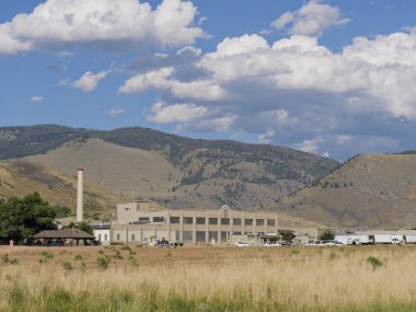 Gardiner, Montana- Temmuz 2018: Dağın eteğindeki binalarla gardiner manzarası.