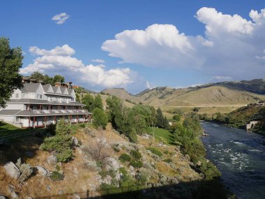 Gardiner, Montana- Temmuz 2018 Yellowstone Nehri Gardiner 'dan akar, nehre bakan bir otel vardır.. 