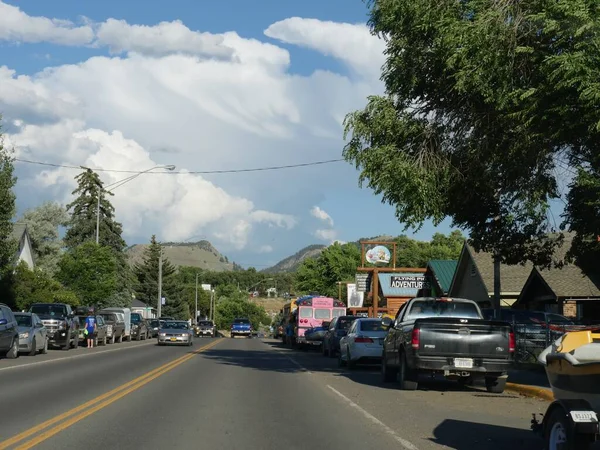 Gardiner Montana Luglio 2018 Vista Strada Con Auto Parcheggiate Entrambi — Foto Stock
