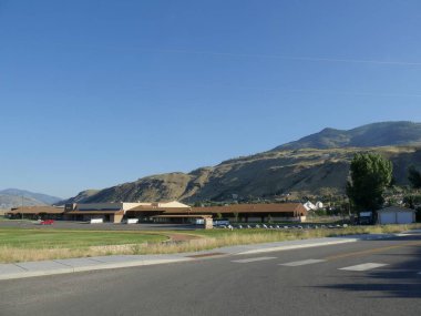 Gardiner, Montana- Temmuz 2018: Gardiner, Montana devlet okuluyla manzaranın geniş bir görüntüsü.