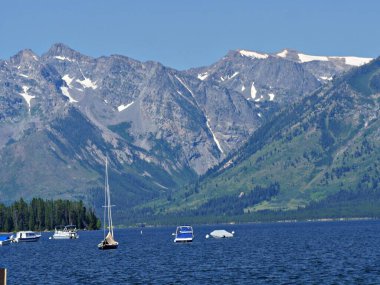 Wyoming, ABD - Temmuz 2018: Karla kaplı Grand Teton sıradağlarıyla Colter Bay Village.