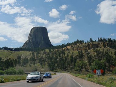 Crook County, Wyoming - Temmuz 2018: Amerika 'nın ilk ulusal anıtı Wyoming' de Şeytanlar Kulesi 'nden ayrılan arabalar görülüyor.. 