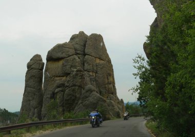 Custer State Park, Güney Dakota - Temmuz 2018: İki motosiklet Needles Highway, Custer State Park 'ta güzel kaya oluşumları sürdürüyor.