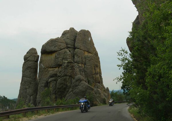 Кастер Стейт Парк, Южная Дакота - июль 2018 года: Два мотоцикла ездят по скалам на шоссе Нидлс, Кастер Стейт Парк.