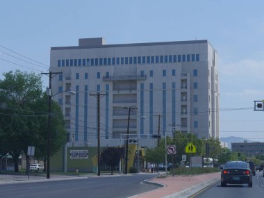 Albuquerque, New Mexico - Ağustos 2018: Albuquerque 'de yol kenarında modern bir binayla sokak fotoğrafı.