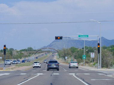 Albuquerque, New Mexico - Ağustos 2018: Albuquerque 'de yön ve yol tabelalarıyla geniş sokak fotoğrafı. 