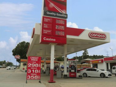 Custer City, Güney Dakota - Temmuz 2018: Dışarıda benzin fiyatları olan bir Conoco benzin istasyonunun önü.