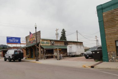 Custer City, Güney Dakota - Temmuz 2018: Custer City 'deki 1882 Trading Post manzaralı sokak manzarası. 