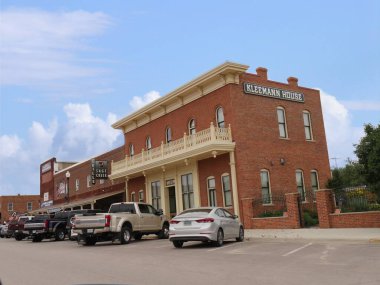 Custer City, Güney Dakota - Temmuz 2018: Kleemann Evi 'nin orta ölçekli görüntüsü, 1880' lerde bir otel olarak inşa edilmiş. . 