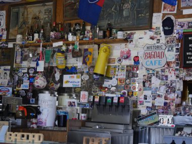 Newberry Springs, California - Temmuz 2018: Tarihi Bağdat Cafe 'de hatıralarla kaplı bir duvarın geniş açılı görüntüsü, ünlü sarı kahve demliği..  