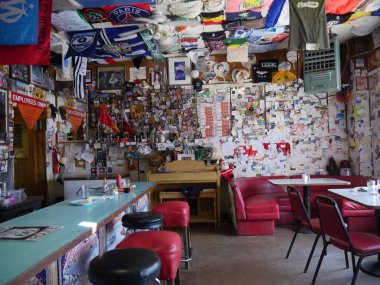 Newberry Springs, California - Temmuz 2018: Tavanı ve duvarları hatıralarla kaplı tarihi Bağdat Kafe 'nin içi.