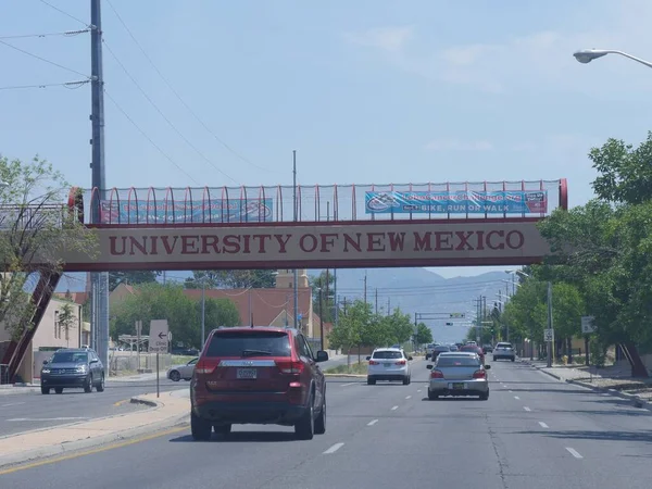 Albuquerque, New Mexico - Ağustos 2018: Arabalar Albuquerque 'deki yaya geçidinde New Mexico Üniversitesi' nin işareti altında sürüyorlar..