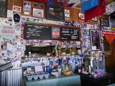 Newberry Springs, California - Temmuz 2018: Tarihi Bağdat Cafe 'deki hatıralarla kaplı çeşni tezgahını ve kahve istasyonunu kapatın.