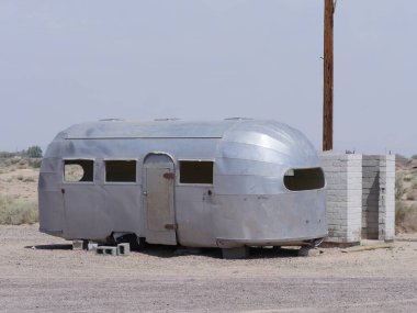Newberry Springs, California - Temmuz 2018: Bağdat Cafe 'nin arka yolundaki bir karavan iskeleti 1987' de 