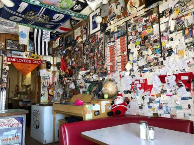 Newberry Springs, California - Temmuz 2018: Bağdat Kafe 'nin duvarlarını ve tavanını kaplayan hatıra eşyaları ve hatıralar, Almanya' nın Rosenheim kentindeki 1987 yapımı film mekanı kadar popüler bir durak..