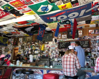 Newberry Springs, California - Temmuz 2018: Lokantalar, 1987 'de Rosenheim, Almanya' da yapılan film mekanı kadar popüler olan Bağdat 'ın Kafesi' nde siparişlerini bekliyor..