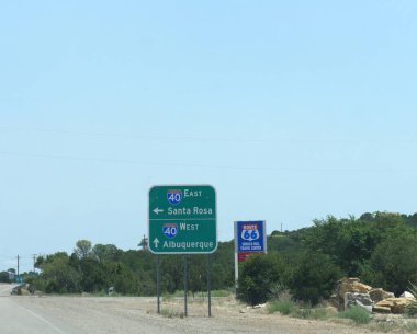 Santa Rosa ve Albuquerque, New Mexico 'ya giden 66 no' lu yolda yön işaretleri var..