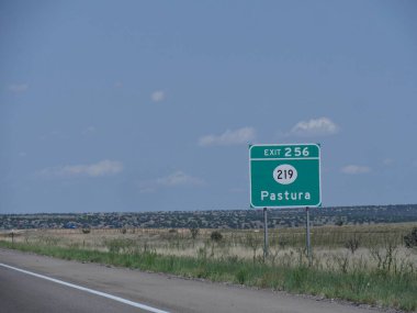 Pastura, New Mexico çıkışının yönünü gösteren işaret..
