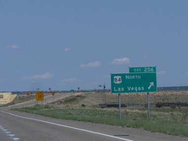 Las Vegas, New Mexico çıkışının yönünü gösteren bir işaret var..