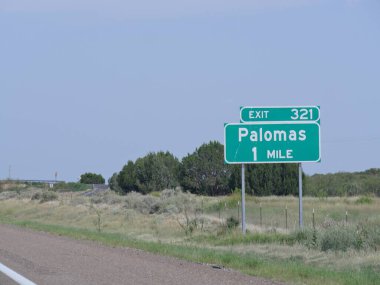 Palomas, New Mexico 'ya giden yolda yön işareti var..