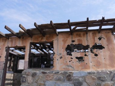 Kaliforniya 'nın hayalet kasabalarından biri olan Garlock hayalet kasabasındaki bir binanın kalıntılarını kapatın.. 