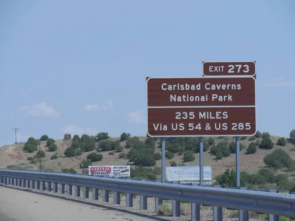 Close Tiro Sinais Direcionais Estrada Com Direções Para Carlsbad Caverns — Fotografia de Stock