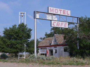 Glenrio, New Mexico, Ağustos 2018, harap bir motel ve Amerika 'nın hayalet kasabalarından Glenrio' da ağaçlarla kaplı bir kafe.. 