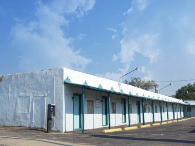 Gallup, New Mexico - Ağustos 2018: Gallup, New Mexico 'da bir yol kenarı motelinin ön görüntüsü.