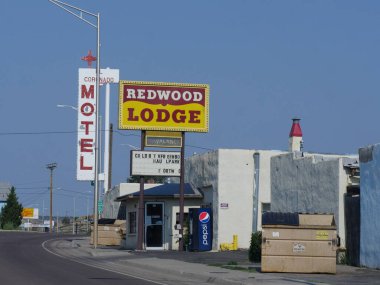 Gallup, New Mexico - Ağustos 2018: Gallup, New Mexico 'daki Redwood Lodge ve Coronado Motel' in önündeki sokak fotoğrafları ve tabelalar.