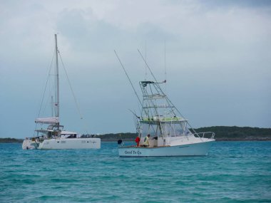Staniel Cay, Exuma Cays- Ocak 2018 'de Exuma Kays' in en güzel adalarından biri olan Staniel Cay 'in yakınındaki lagüne demirlemiş yatlar.