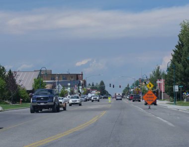 Driggs, Idaho-Ağustos 2018: Driggs, Idaho 'da trafik ışıklarıyla geniş sokak fotoğrafı.